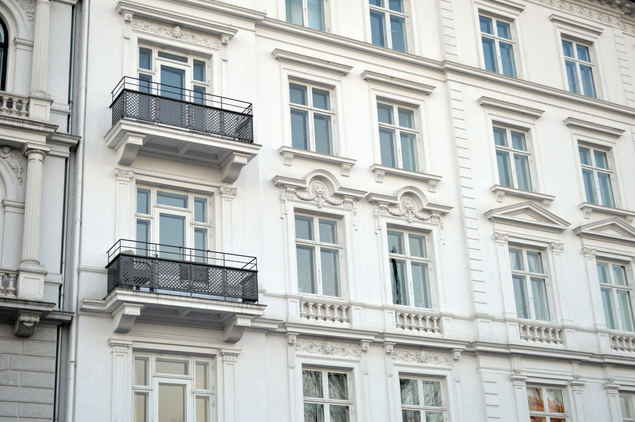 Gepflegte Altbau-Fassade mit schmiedeeisernen Balkonen